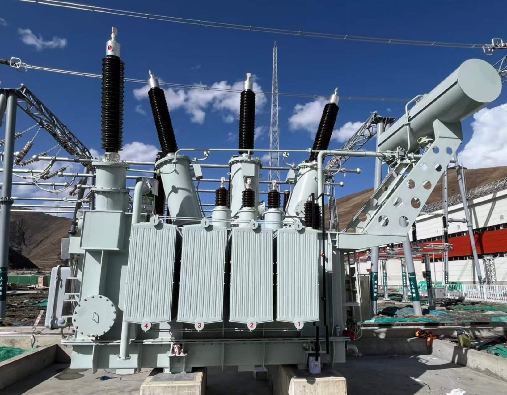 西電中特為川渝特高壓工程提供24臺(tái)站用變